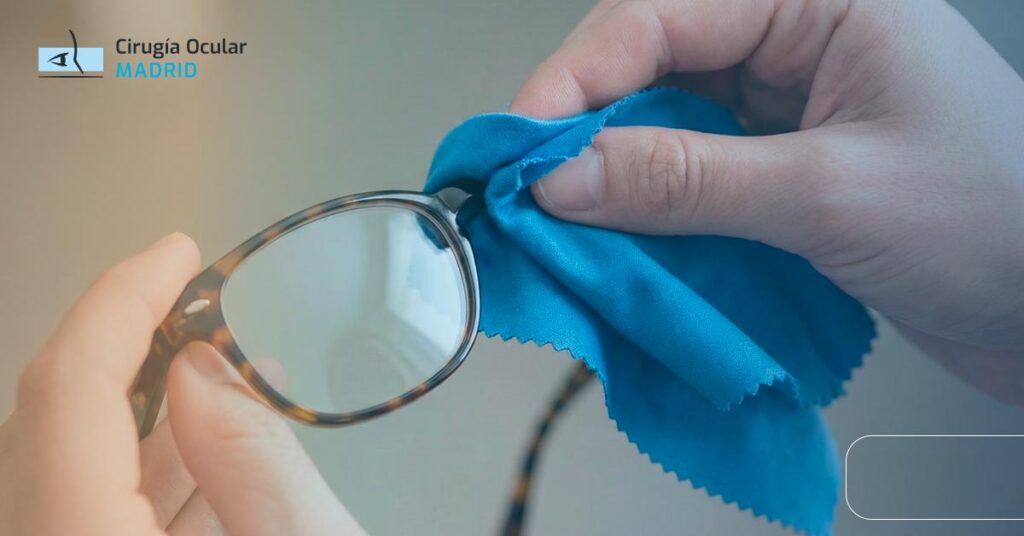 Cómo limpiar las gafas correctamente sin rayarlas
